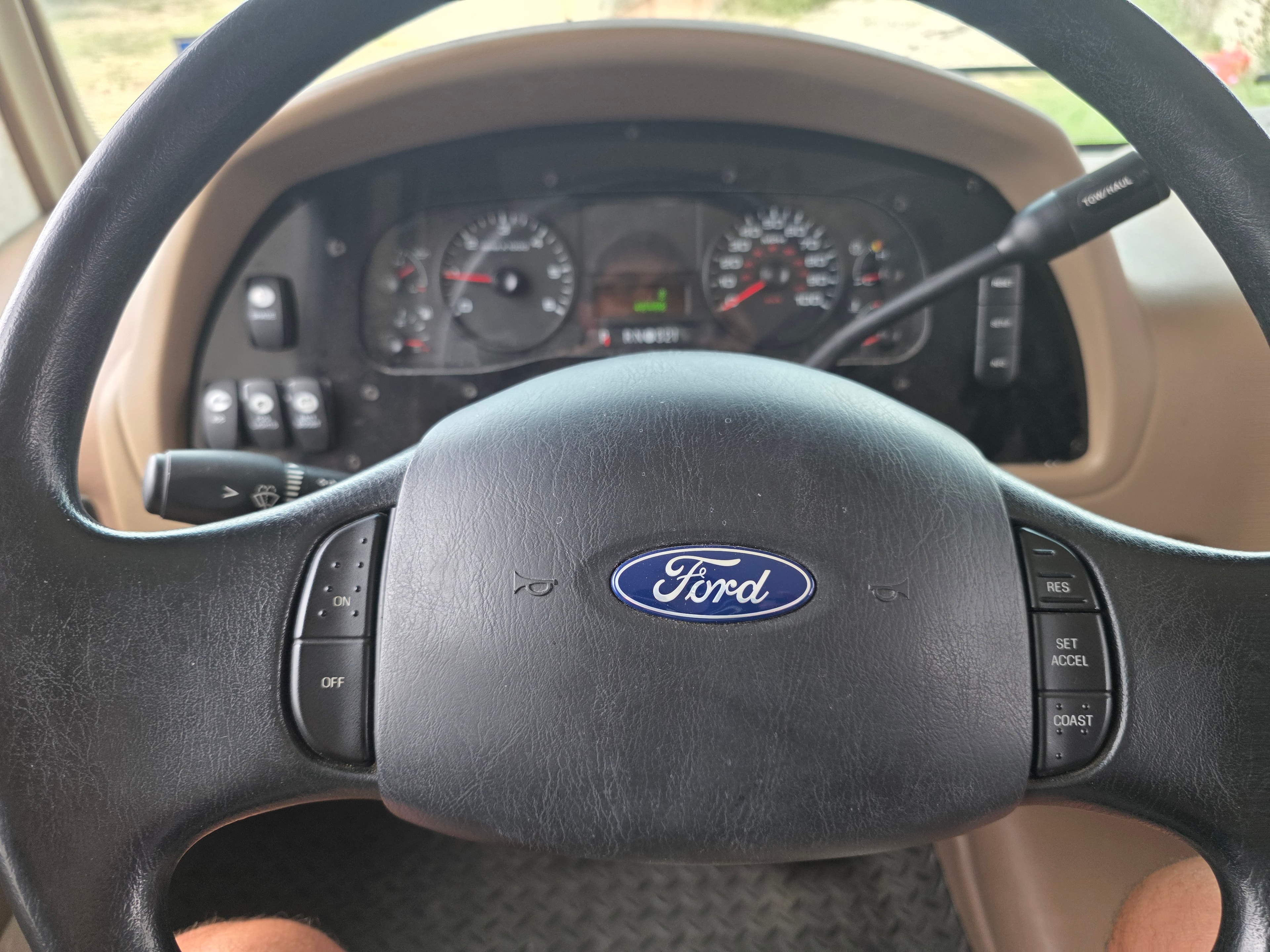 2014 Forest River Georgetown – Ford steering wheel with cruise control buttons and instrument cluster