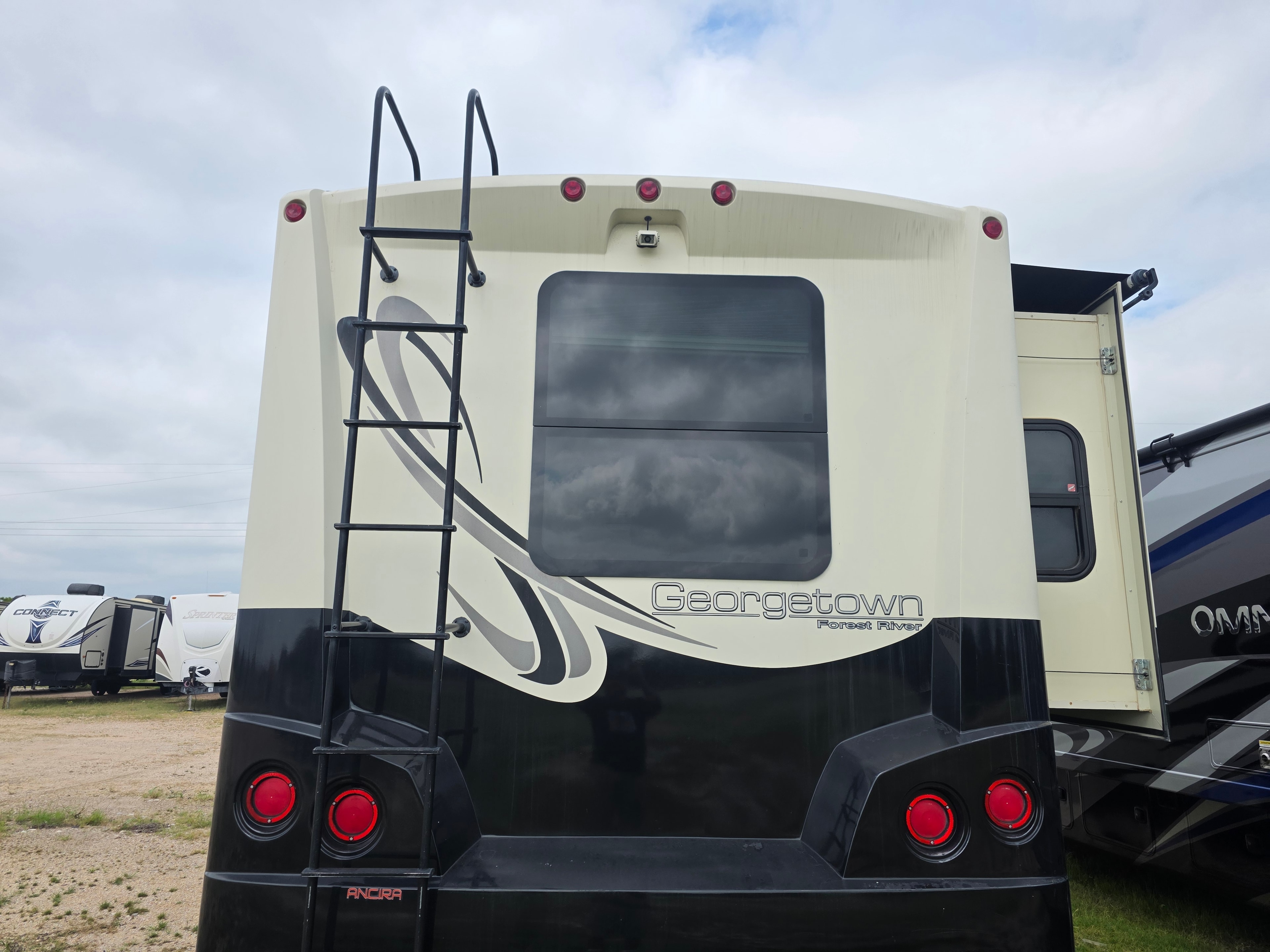 2014 Forest River Georgetown – rear cap with Georgetown Forest River badge, roof ladder and backup camera