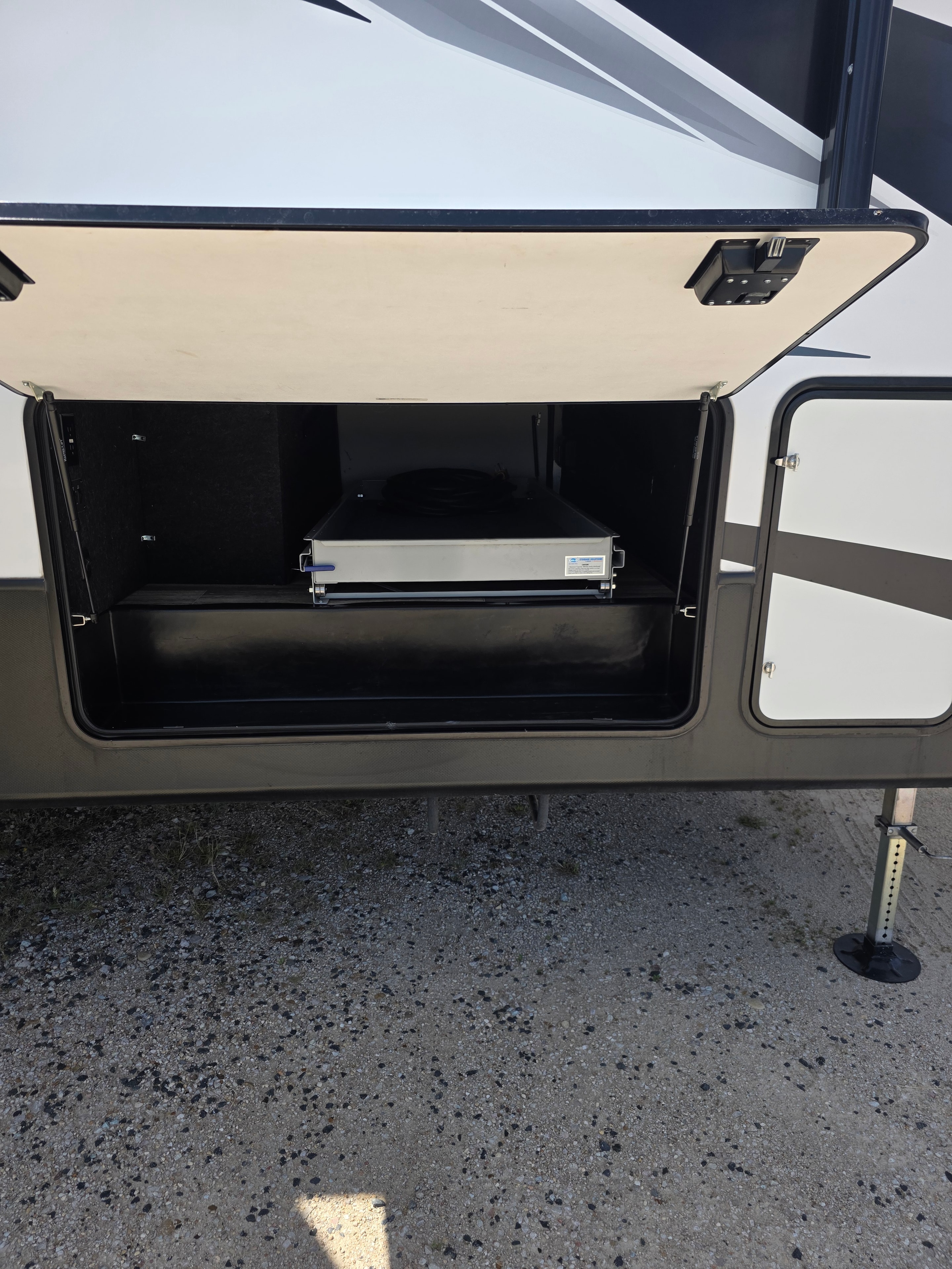 2021 Yukon Dutchmen 320RL – exterior storage compartment open