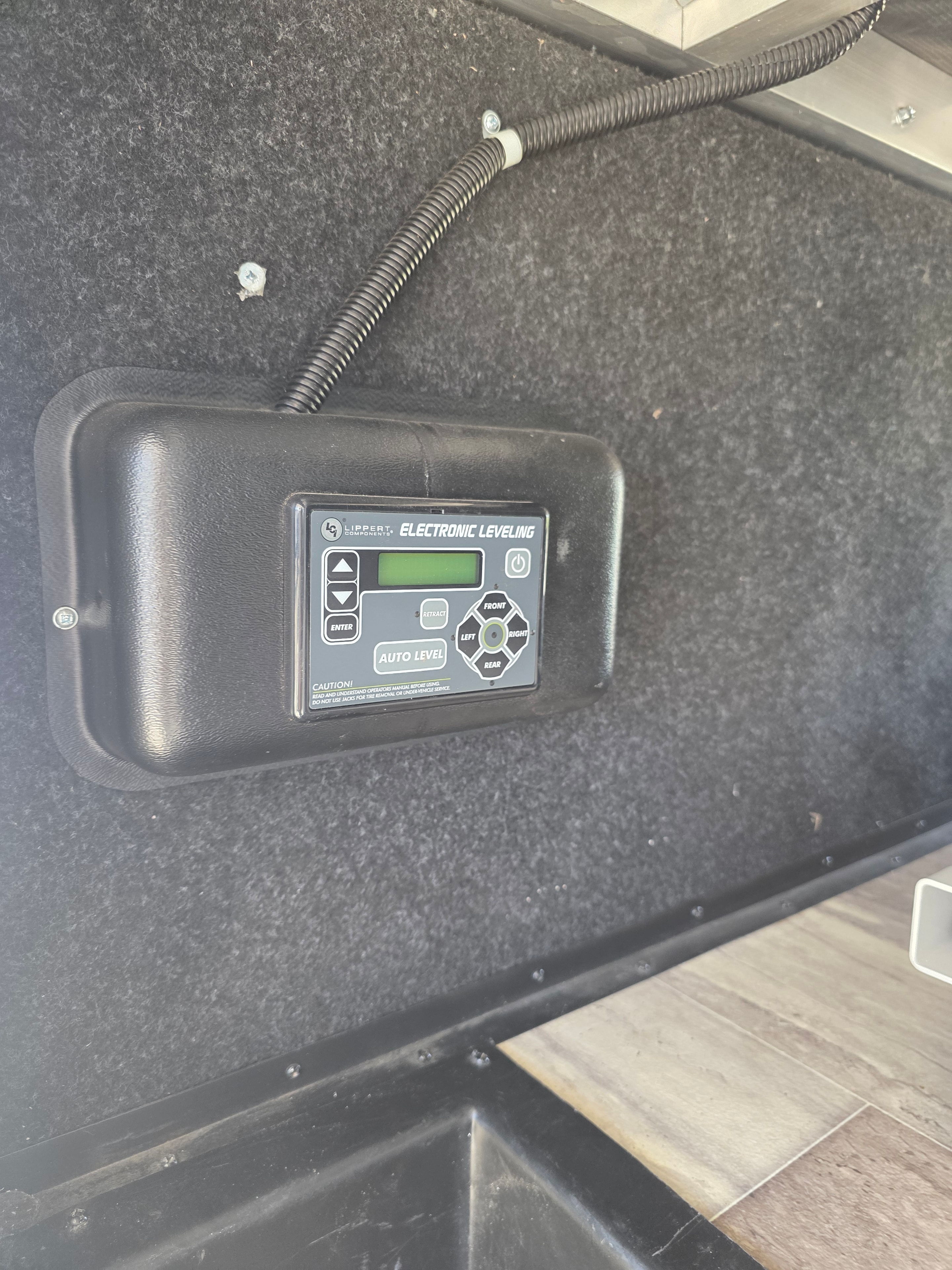 2021 Yukon Dutchmen 320RL – Lippert electronic auto-leveling control