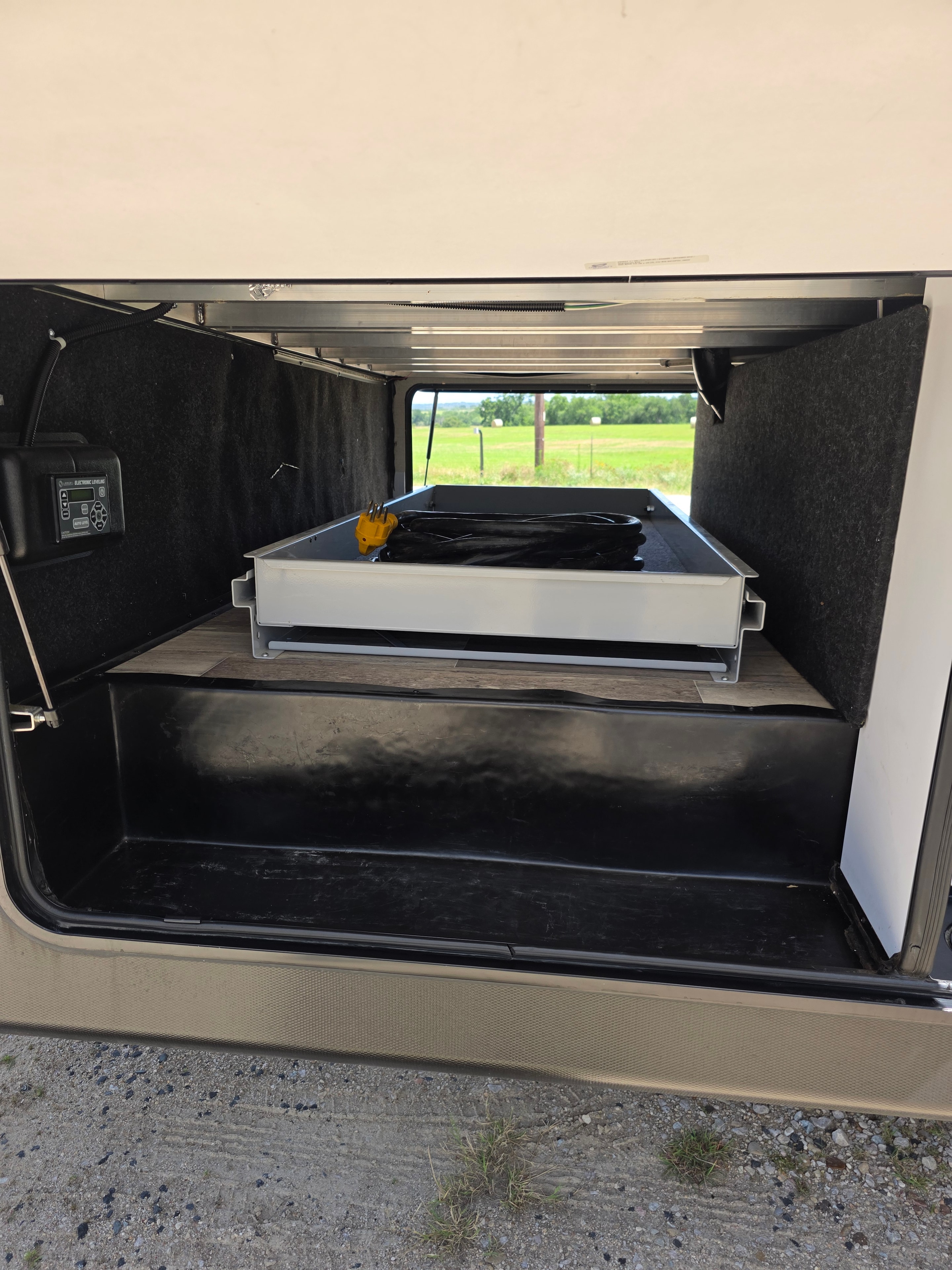 2021 Yukon Dutchmen 320RL – large pass-through storage bay