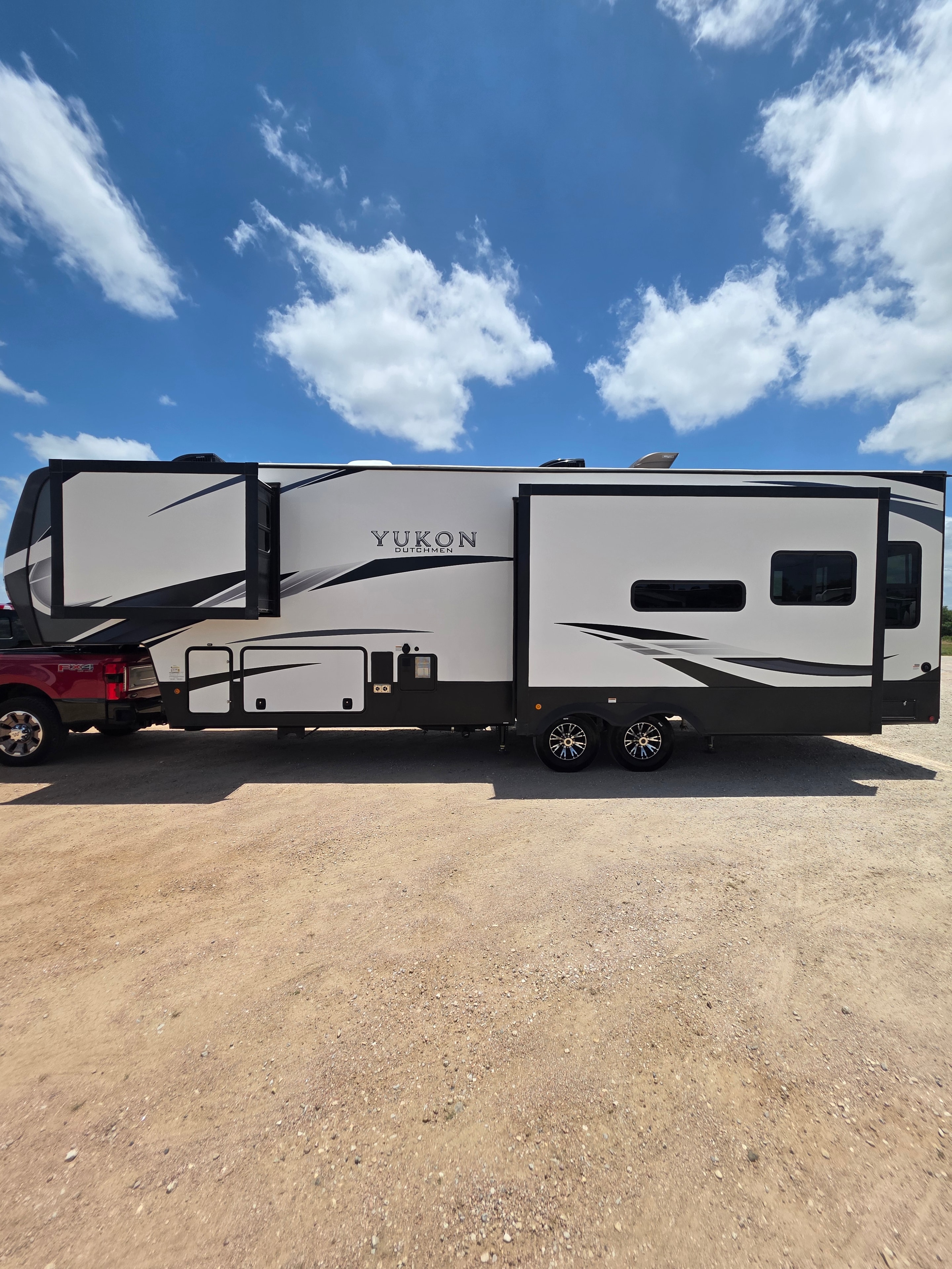 2021 Yukon Dutchmen 320RL – passenger side full view