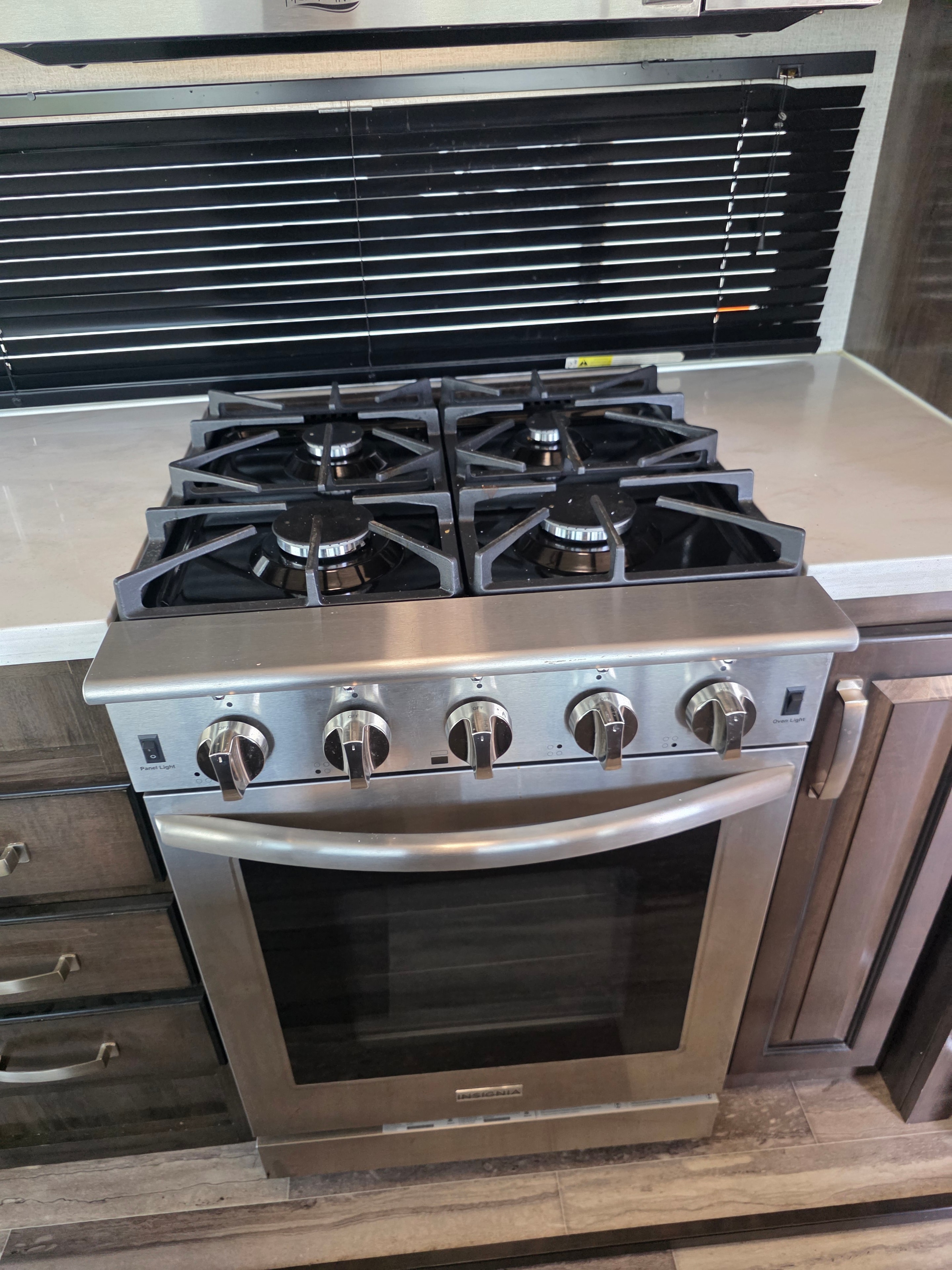 2021 Yukon Dutchmen 320RL – stainless steel gas cooktop and oven