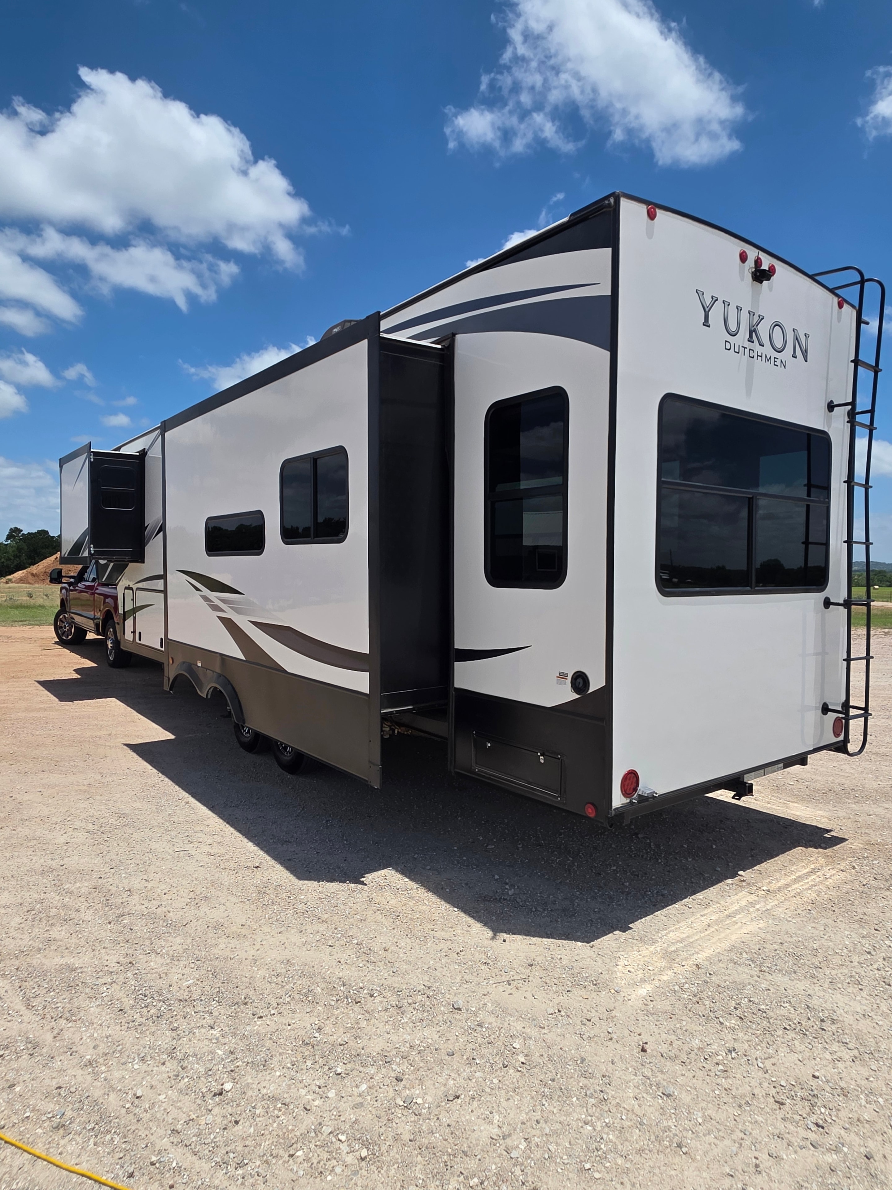 2021 Yukon Dutchmen 320RL – rear cap with roof rack