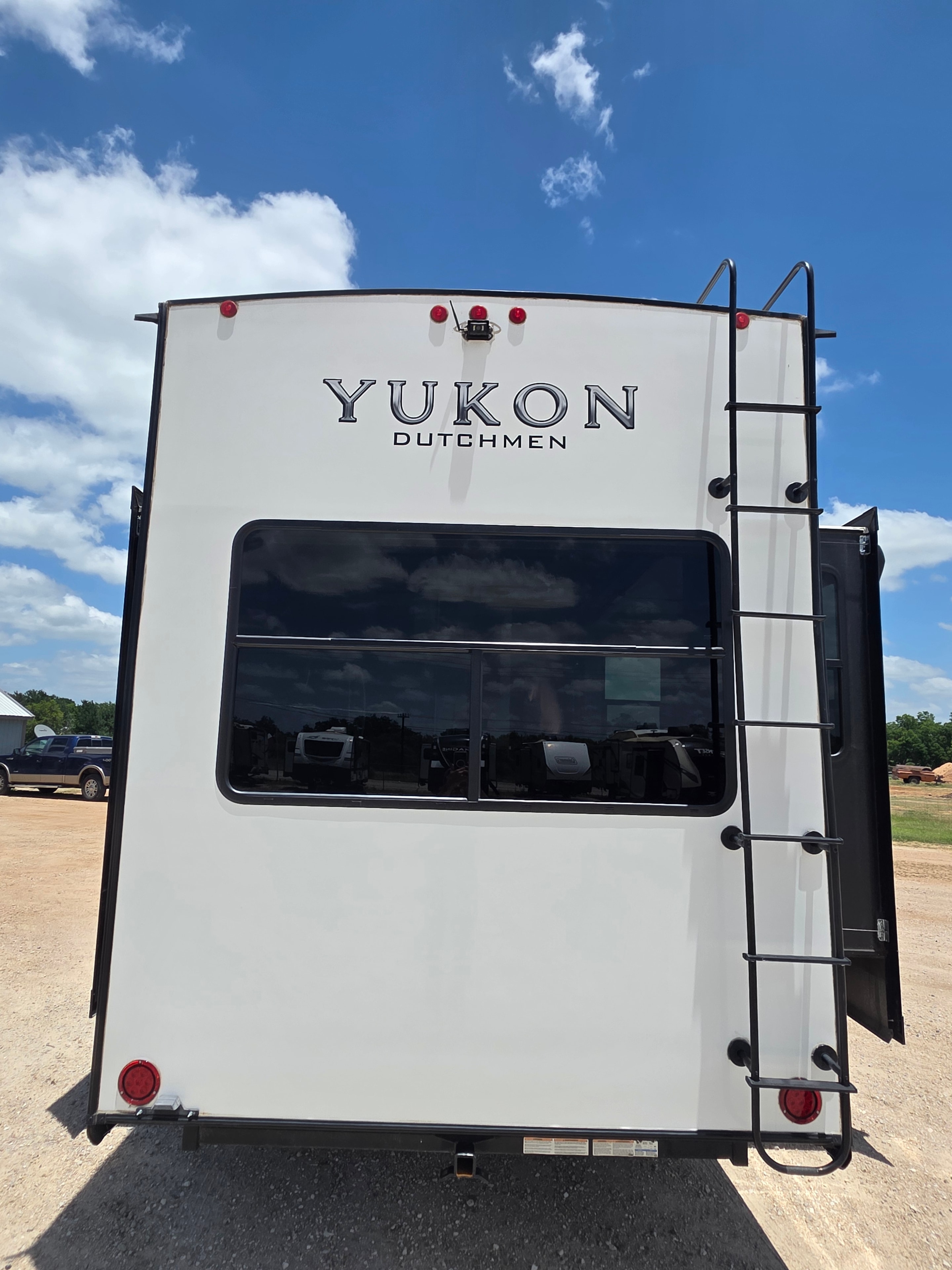 2021 Yukon Dutchmen 320RL – rear Yukon Dutchmen badge