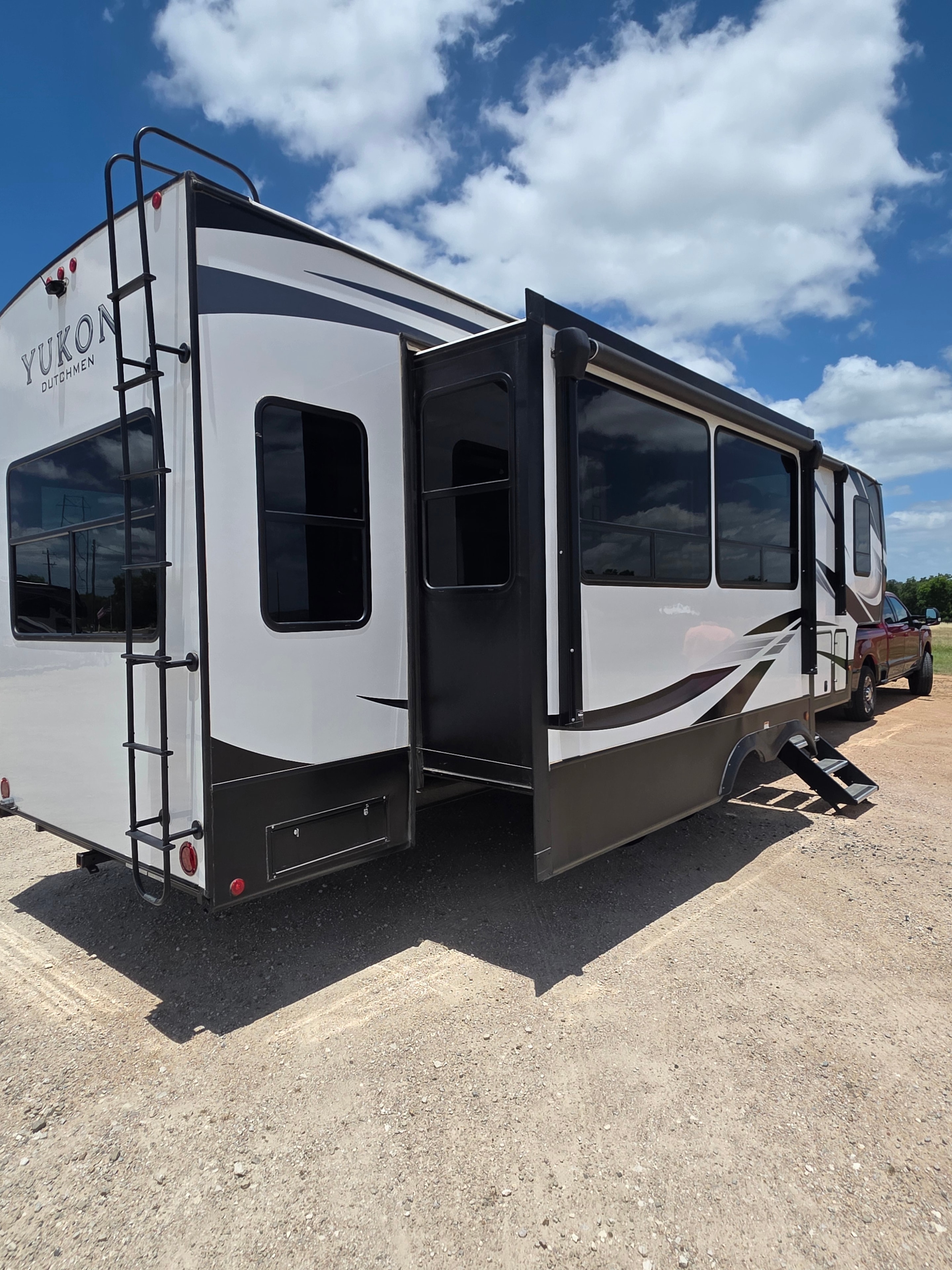 2021 Yukon Dutchmen 320RL – driver side with awning extended