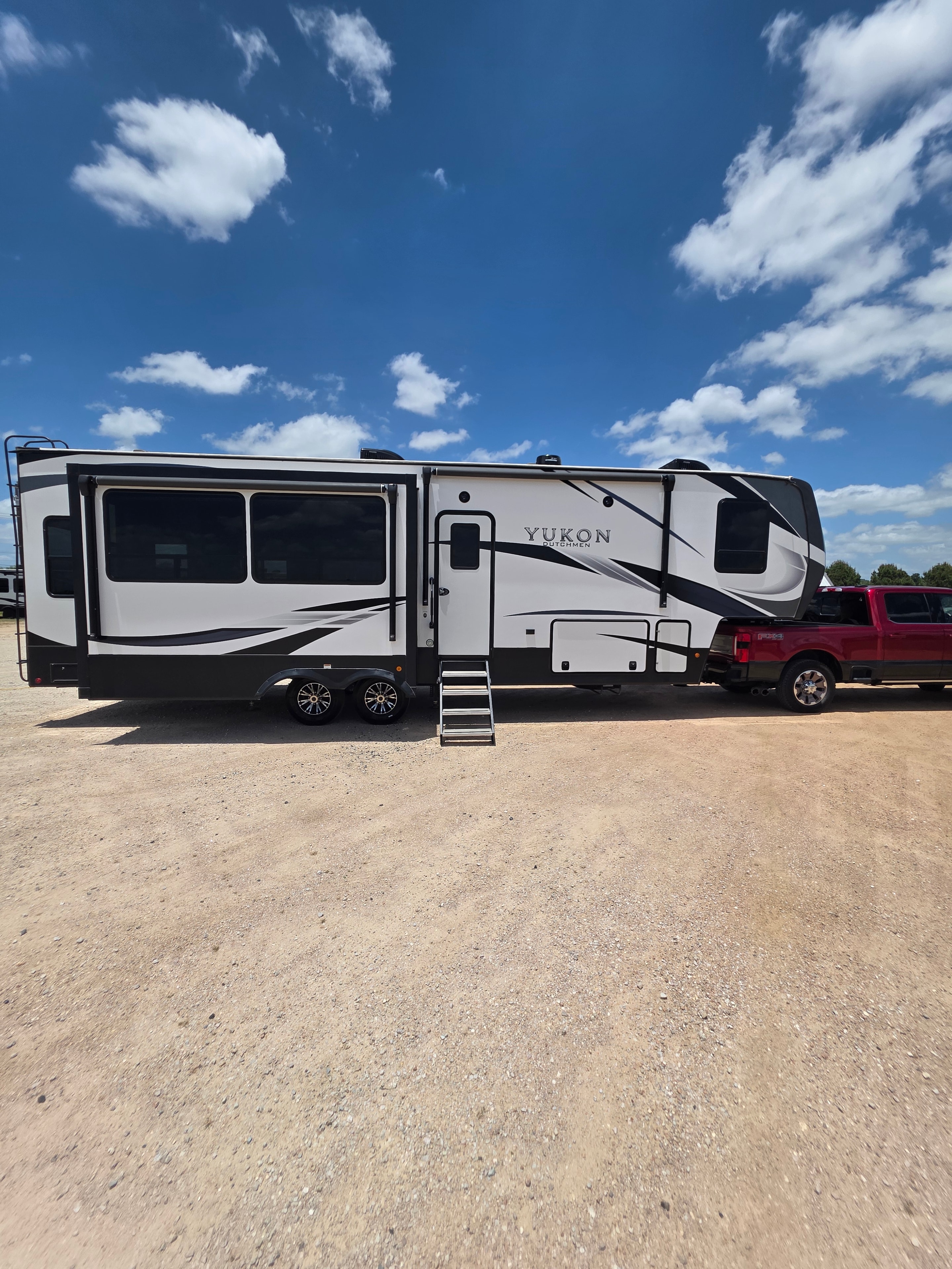 2021 Yukon Dutchmen 320RL – driver side full length