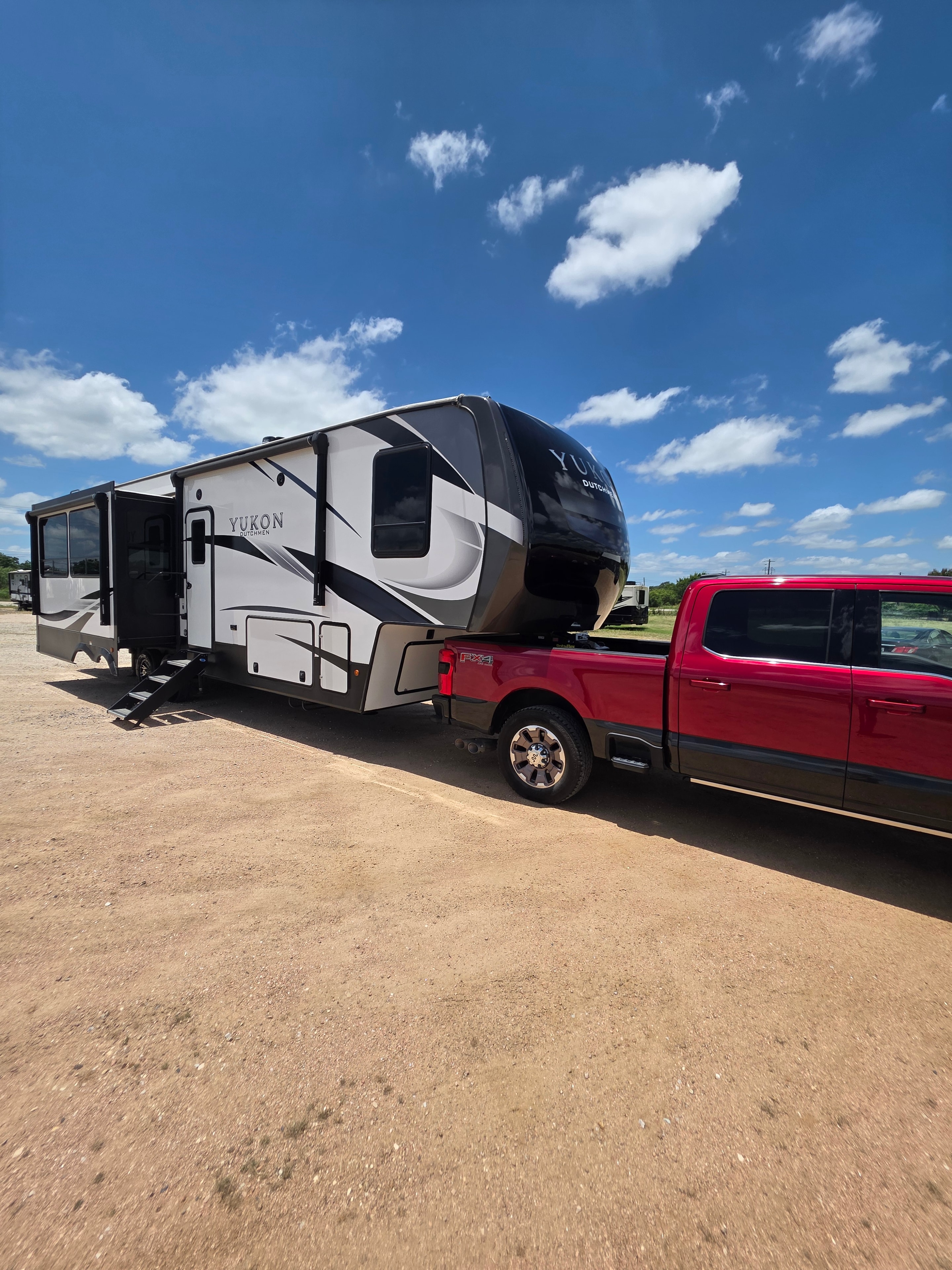 2021 Yukon Dutchmen 320RL – front hitch and truck hookup