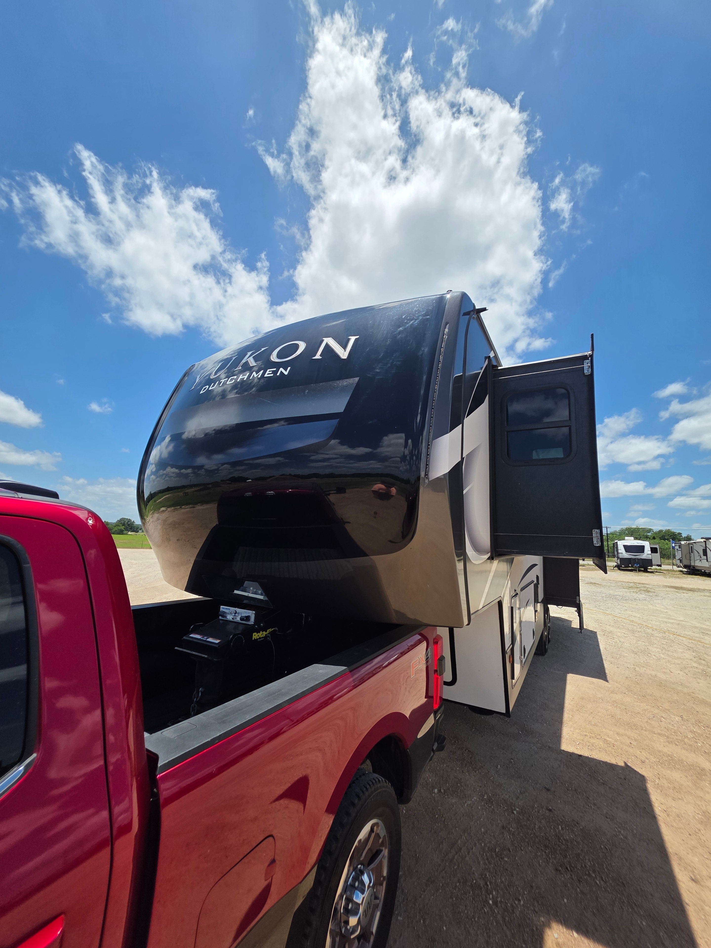 2021 Yukon Dutchmen 320RL – front cap close-up