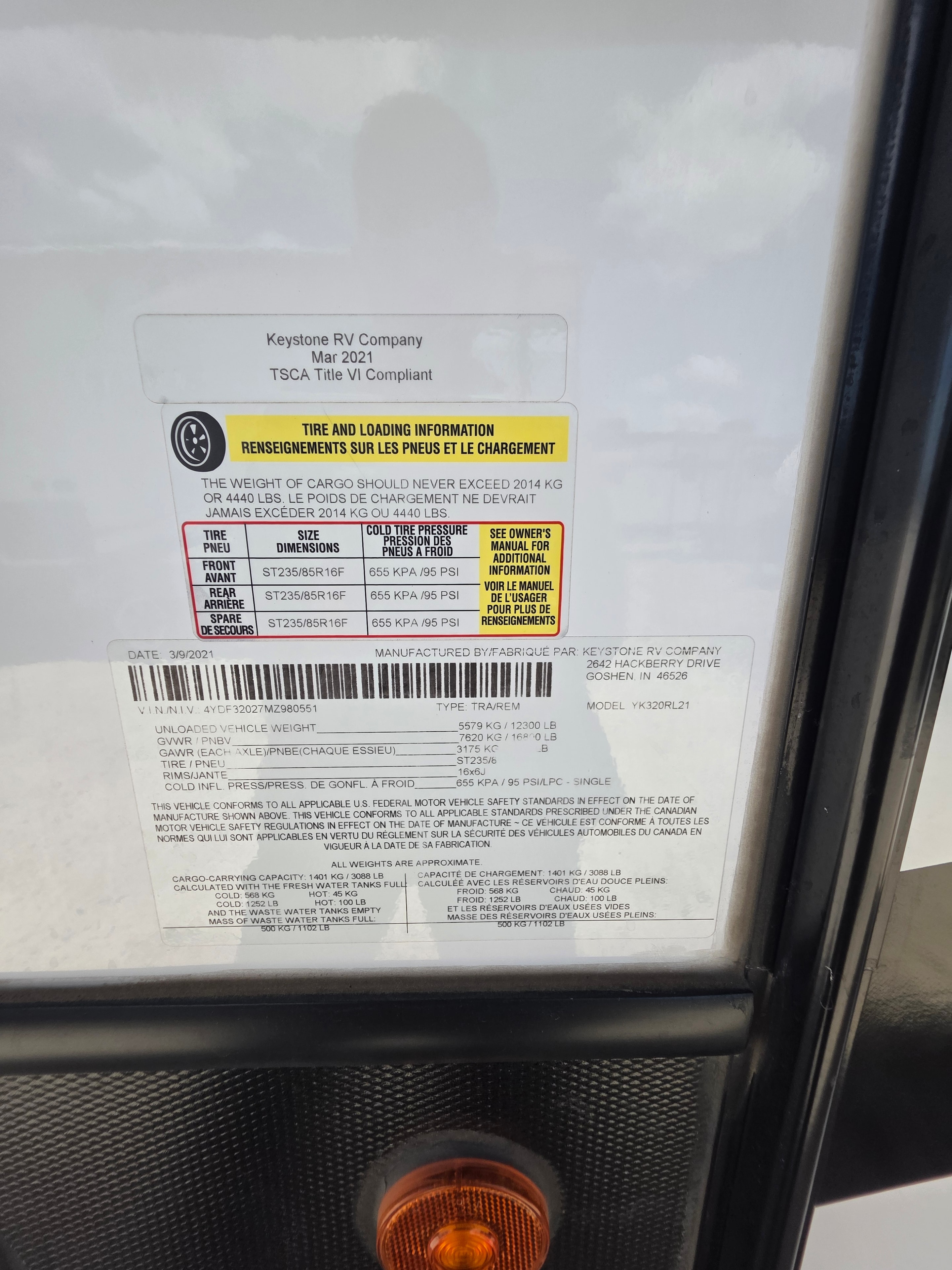 2021 Yukon Dutchmen 320RL – vehicle information label