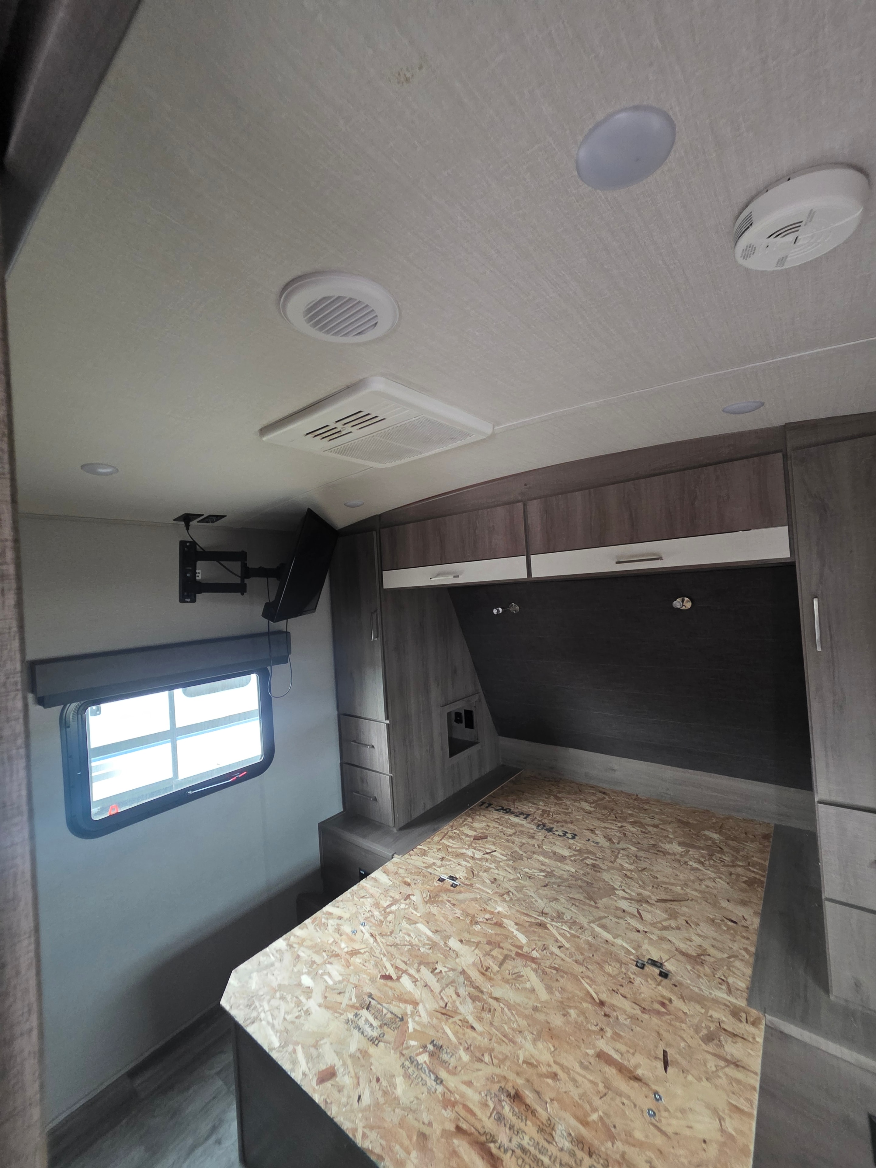 2022 Grand Design Imagine 2670MK – bedroom with TV lift, wardrobe, smoke detector and wall vents