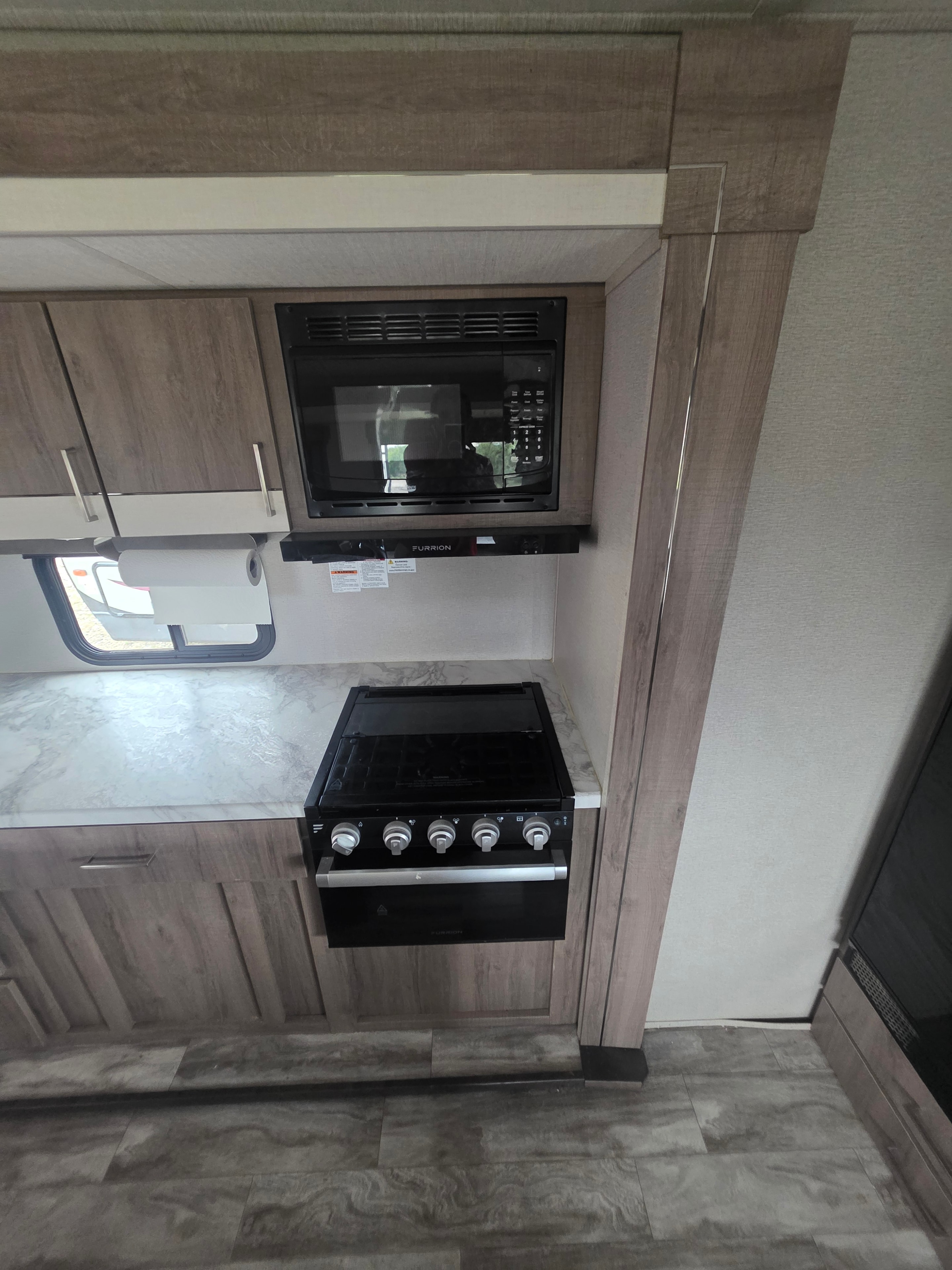 2022 Grand Design Imagine 2670MK – Furrion microwave and 3-burner gas range with oven built into cabinetry